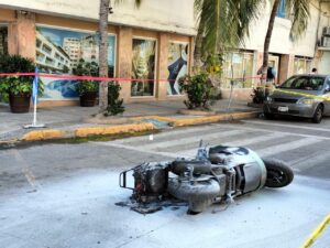 ROJA ATACAN A MOTOCILISTA Y QUEMAN SU MOTO (2)