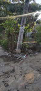 ROJA Así quedó el poste de luz (1)