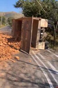 ROJA CAMIÓN VOLTEADO (2)