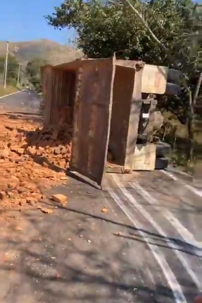 ROJA CAMIÓN VOLTEADO (2)