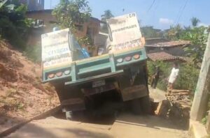 ROJA EL CAMION ATORADO (2)