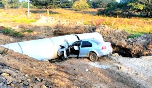 ROJA El Jetta que se salió de la carretera (2)