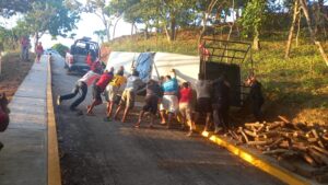 ROJA LA CAMIONETA VOLCADA (2)