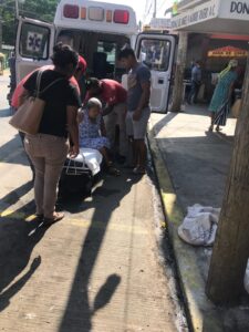 ROJA LA MUJER SIENDO AUXILIADA (2)