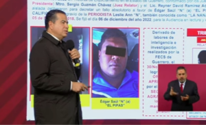 ROJA MEJIA BERDEJA DURANTE LA MAÑANAERA