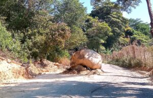 SAN LUS PIEDRA QUE OBSTRUYE EL CAMINO