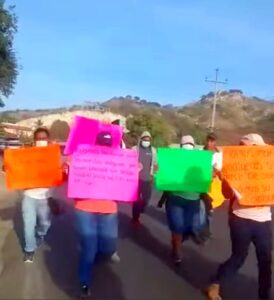 CRUZ GRANDE MANIFESTANTES