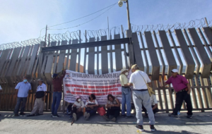 ESTADO JUBILADOS BLOQUEAN PALACIO
