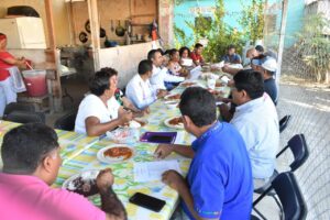 Marquelia Durante la reunión con comisarios