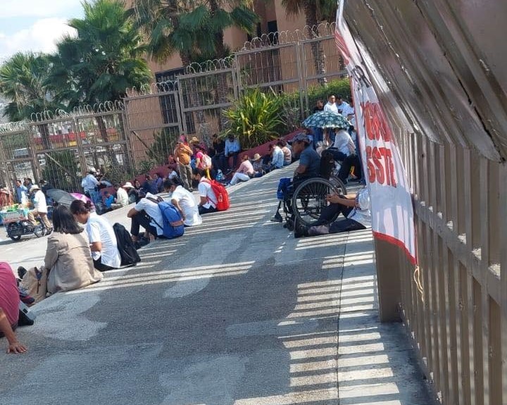 Marquelia Estudiantes de la UTMar afuera del Palacio de Gobierno (2)