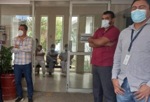 OME Iván Leyva Yori afuera de la clínica