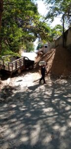 OME Las calles llenas de tierra y grava (2)