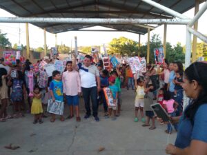 OME Rigoberto Chacón Melo entregando los juguetes (2)