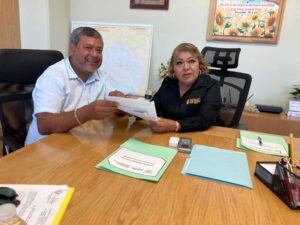 PRINCIPAL Omar González Álvarez entregando la solicitud en Chilpancingo