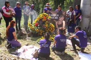Marcha de mujeres para protestar por la muerte de la joven Ariadna Fernanda, en la autopista La Pera-Cuautla, donde el pasado 30 de octubre fue localizado.
