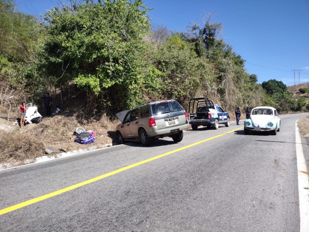 ROJA LA CAMIONETA AFUERA DE LA CARRETERA (2)