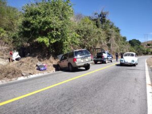 ROJA LA CAMIONETA AFUERA DE LA CARRETERA (2)