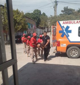 ROJA LA MENOR SIENDO TRASLADADA AL HOSPITAL