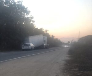 ROJA La caja del tráiler quedo sobre la lateral de la carretera federal (2)