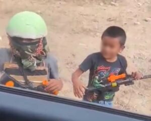 ROJA NIÑOS JUEGAN A SER SICARIOS