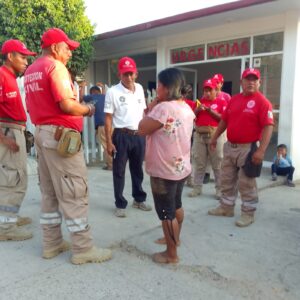 ROJA PROTECCION CIVIL AUXILIANDO A LAJOVEN (3)