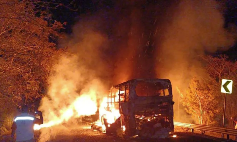 ROJA SE INCENDIA AUTOBUS 2