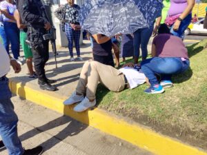 ROJA TAXISTA ATROPELLA AJOVEN EN ACAPULCO