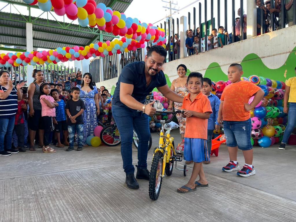 Ruly Mendoza entregando los juguetes (2)