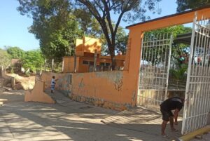 SAN LUIS TRABAJANDO EN LA FACHADA DE LA PRIMARIA DONACIANO M, GARZON