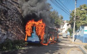 roja la unidad en llamas