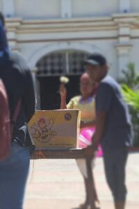 AZOYÚ La caja con el cuerpo del bebé