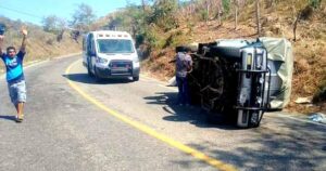ROJA CAMIONETA VOLCADA