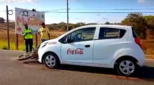 ROJA EL AUTO DE LA COCA Y LA MOTOCICLETA