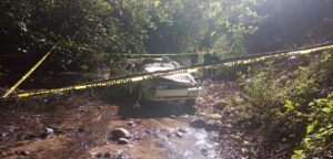 ROJA El coche cayó al río