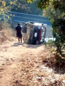 ROJA LA CAMIONETA VOLCADA