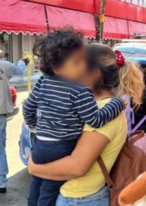 ROJA LA MADRE CON EL NIÑO