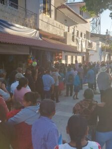 SAN LUIS CIUDADANOS HACIENDO FILA (2)