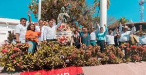 SAN LUIS JUNTO A LA ESTATUA DE GENARO VAZQUEZ