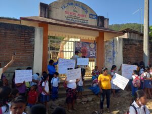 SAN LUIS MANIFESTANTES CON CARTELES