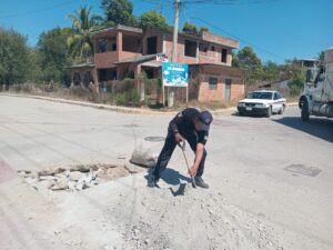 SAN LUIS PERSONAL DE TRANSITO REPARANDO EL BACHE (2)