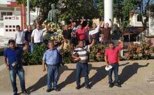 SAN LUIS VISITA EN LA ESTATUA DE GENARO VAZQUEZ