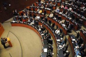 Ricardo Monreal, senador de Morena, habla frente al pleno de la Cámara Alta.