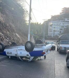 roia vuelca taxi en pie de la cuesta