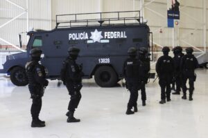 MÉXICO, D.F., 15JULIO2012.- Luis Cárdenas Palomino, Jefe de la división de seguridad regional de la Secretaria de Seguridad Publica Federal, presentó en conferencia de prensa a Bogard Felipe Lugo De León, probable responsable de la muerte de tres elementos de la Policía Federal en el Aeropuerto Internacional de la Ciudad de México, capturado mediante una denuncia ciudadana en calles de la colonia Guadalupe Inn en perímetro de la Delegación Álvaro Obregón en un departamento que rentaba en esta zona. Cárdenas Palomino indico que en ningun momento se manipularon las cámaras de seguridad como lo habián planteado algunos medios de comunicación y expertos en seguridad. FOTO: LUIS CARBAYO /CUARTOSCURO.COM