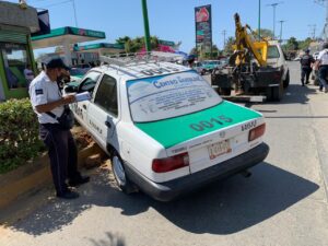 Francelia - ROJA EL TAXI SIENDO REMOLCADO (2)