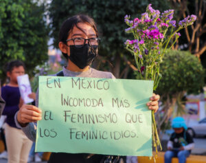 ROJA ASESINATO MUJERES