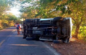 ROJA CAMIONETA VOLCADA