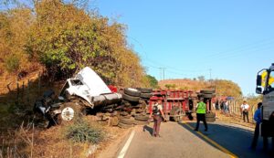 ROJA EL TRAILER VOLCADO