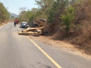 ROJA LA MÁQUINA VOLCADA