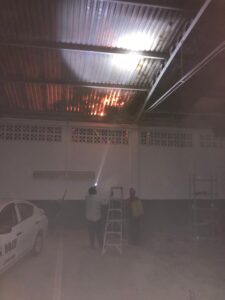 ROJA Protección Civil sofocando el fuego (2)